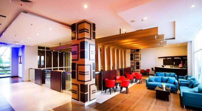 Ayola First Point Hotel Пеканбару Экстерьер фото
