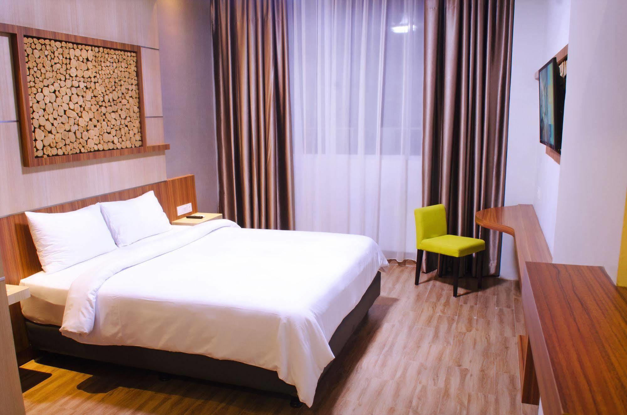 Ayola First Point Hotel Пеканбару Экстерьер фото